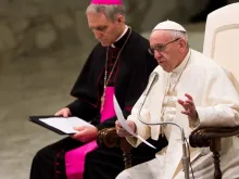 Papa pronuncia sua catequese durante a Audiência Geral.