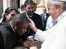 Padre Don Bosco Onyalla recebendo a bênção do Papa Francisco - 26 de junho de 2019