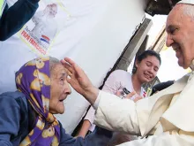 Papa Francisco abençoa uma mulher idosa durante a sua viagem ao Paraguai 