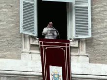Papa Francisco reza o Ângelus.