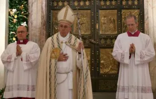 Papa ante a Porta Santa da Basílica de São Pedro.