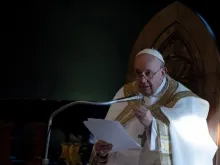 O papa Francisco faz a homilia da missa na catedral de Asti