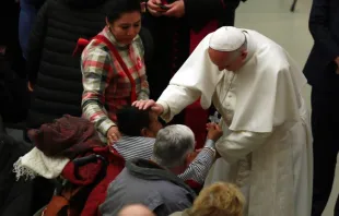 Papa saúda os fiéis durante a Audiência.