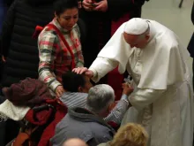 Papa saúda os fiéis durante a Audiência.