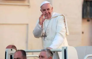 Papa Francisco saúda os fiéis durante a Audiência.