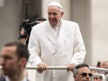 Papa saúda os fiéis no papamóvel antes da audiência.