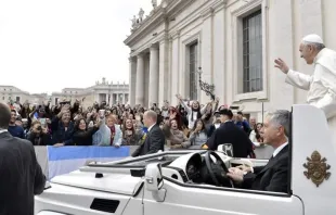 Papa no papamóvel no começo da Audiência.