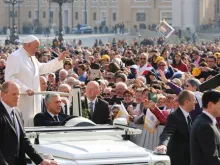 Papa saúda os fiéis na Audiência Geral.