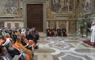 Papa Francisco recebe participantes de conferência sobre religiões e desenvolvimento.