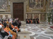 Papa Francisco recebe participantes de conferência sobre religiões e desenvolvimento.