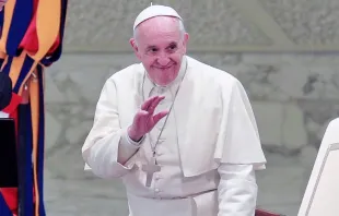 Papa Francisco saúda os fiéis durante a Audiência.