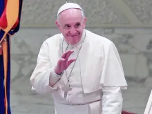 Papa Francisco saúda os fiéis durante a Audiência.