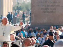 Papa saúda os fiéis na Praça de São Pedro.