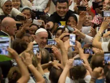 O Papa rodeado por fiéis no começo da Audiência Geral.