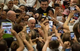 O Papa rodeado por fiéis no começo da Audiência Geral.