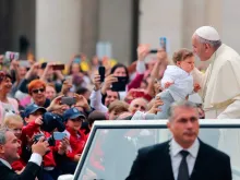 Papa abençoa uma criança durante a Audiência.