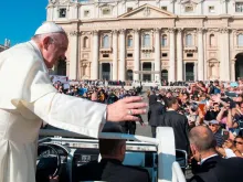 Papa Francisco saúda os fiéis reunidos no Vaticano,