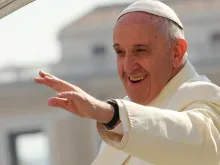 O Papa saúda os fiéis na Audiência Geral.