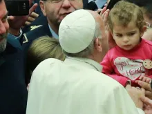 Papa saúda uma criança durante a Audiência.