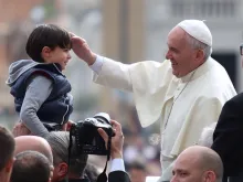 O Papa abençoa um menino durante a Audiência.