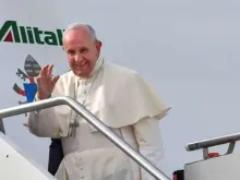 Imagem ilustrativa. Papa Francisco embarca em um avião.