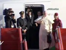 O Papa se despede da Armênia no avião que o leva a Roma.