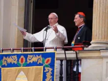 Papa Francisco na varanda do Palácio Cardinalício da Colômbia