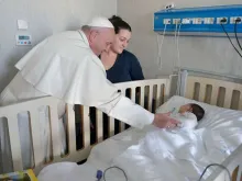 Papa Francisco saúda uma criança doente.