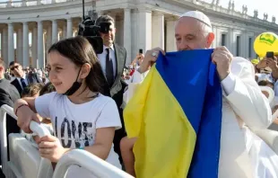 O papa beija uma bandeira ucraniana