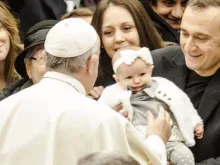 Papa abençoa uma menina na audiência.