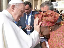 Papa Francisco abençoa Augusta, vítima de exploração sexual e protagonista do documentário ‘Love’.