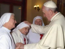 Papa Francisco abençoa a Irmã Cândida em 2014.