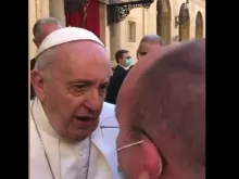 Papa Francisco brinca com padre João Paulo 