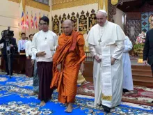 Papa e o líder budista em Mianmar.