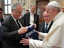Imagem referencial: Papa recebe uma camisa de futebol com seu nome 