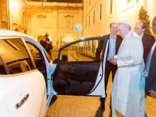 Papa Francisco e automóvel ecológico