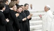 Ninguém tem nem terá o poder de mudar a natureza do sacerdócio, diz papa Francisco