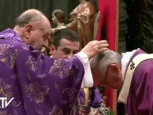 Papa Francisco recebe as cinzas na Missa hoje, em São Pedro. Captura do Youtube