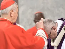 Cardeal Jozef Tomko impõe as cinzas ao Papa Francisco.