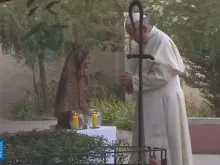 Papa reza diante do túmulo de Dom Enrique Alvear