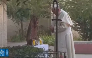 Papa reza diante do túmulo de Dom Enrique Alvear