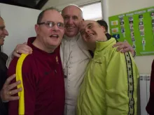 Papa Francisco visita um lar de deficientes mentais 