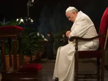 Papa meditando durante a Via Sacra de 2015.