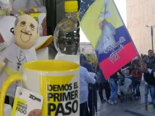 Lembranças, canecas e uma bandeira alusiva à viagem do Papa à Colômbia. Fotos: Eduardo Berdejo (ACI Prensa)