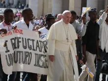 Papa Francisco com jovens migrantes.