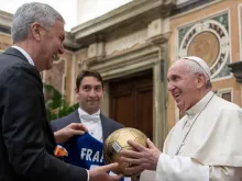 Papa Francisco saúda o presidente da Liga Nacional Italiana de Futebol Amador.