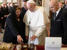 Papa Francisco com a presidenta de Malta.