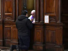 Papa atendendo confissão no Vaticano.
