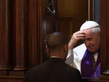 Papa Francisco atendendo confissão.