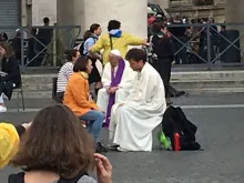 Papa confessa adolescentes na Praça São Pedro.